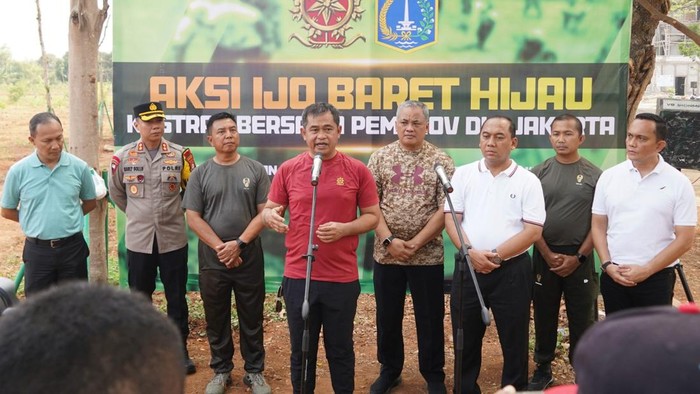 Pangkostrad Letnan Jenderal TNI Maruli Simanjuntak memimpin penanaman 1.000 pohon di lahan tidur Jakarta. Kegiatan ini bekerja sama dengan Pemprov DKI Jakarta. (dok Penkostrad)