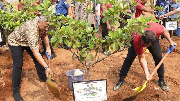 Pangkostrad Letnan Jenderal TNI Maruli Simanjuntak memimpin penanaman 1.000 pohon di lahan tidur Jakarta. Kegiatan ini bekerja sama dengan Pemprov DKI Jakarta. (dok Penkostrad)