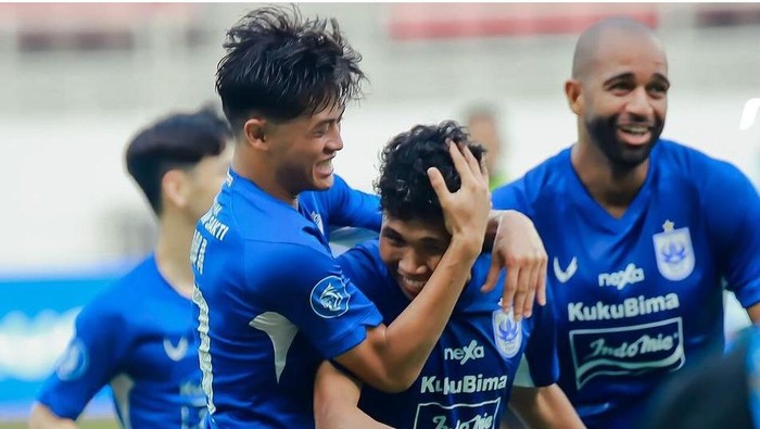 Para pemain PSIS merayakan gol kedua Tri Setiawan ke gawang Persita dalam pertandingan di Stadion Jatidiri Semarang, Kamis (9/11/2023).