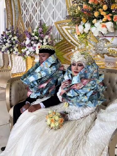 Pasangan pengantin ini dikalungi lembaran uang kertas di Bangkalan, Madura, viral di TikTok.