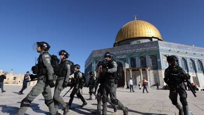 Pasukan Israel di kompleks Masjidil Aqsa pada 2022.