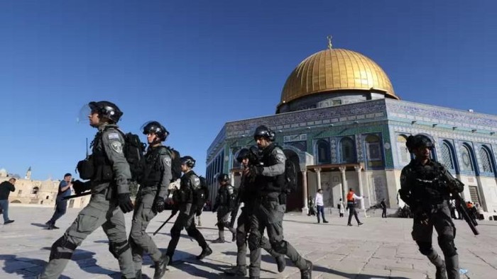 Pasukan Israel di kompleks Masjidil Aqsa pada 2022.