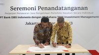 (Ki-ka) Direktur Bahana TCW Investment Management Doni Firdaus dan Direktur Consumer Banking PT Bank DBS Indonesia Rudy Tandjung menandatangani nota kesepahaman antara Bank DBS Indonesia dan Bahana TCW Investment Management untuk menghadirkan Pengelolaan Dana Nasabah Individu (PDNI) atau Kontrak Pengelolaan Dana (KPD).