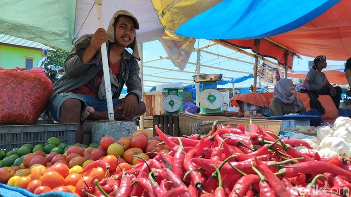 Pedagang cabai rawit di Pasar Lakessi Parepare.
