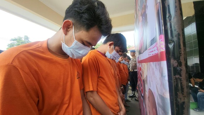 Pelaku injeksi NIK ke kartu perdana di Sukabumi.