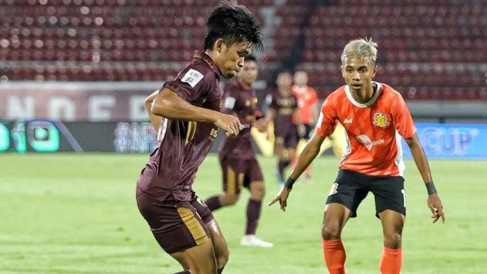 Pemain PSM Makassar Rizky Eka saat mencoba melewati pemain Hougang United dalam laga di AFC Cup 2023/2024.