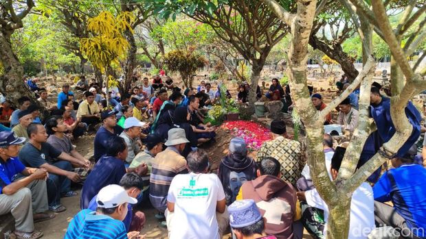 Pemakaman Endang yang ditemukan tewas di kamar mandi rumahnya di Pasuruan