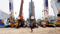 Direktur Utama PT PP (Persero) Tbk Novel Arsyad menerangkan, gedung ini dibangun dengan skema build operate transfer (BOT) antara BSI dan PTPP. Nilai investasi proyek ini sekitar Rp 1,1 triliun. 