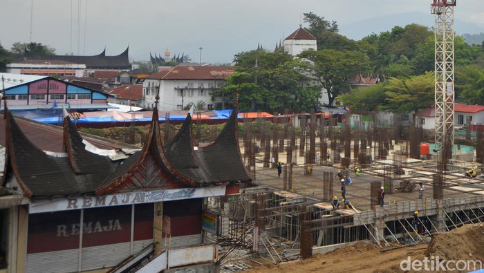 Pekerja melanjutkan pembangunan Pasar Raya Padang Fase VII di Padang, Sumatera Barat, Kamis (9/11/2023). Pembangunan pasar yang menelan anggaran hingga Rp103 miliar bersumber dari dana APBN tahun 2023 dan 2024 itu ditargetkan selesai pada Agustus 2024. ANTARA FOTO/Iggoy el Fitra/rwa.