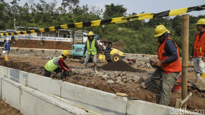 Pekerja menyelesaikan pembangunan rumah relokasi di Babakan Karet, Kabupaten Cianjur, Jawa Barat, Rabu (8/11/2023). Rumah relokasi tahap III di atas lahan seluas 2,7 hektare milik Pemkab Cianjur tersebut dibangun untuk 190 korban gempa bumi Cianjur yang ditargetkan selesai pada akhir 2023. ANTARAFOTO/Henry Purba/agr/aww.