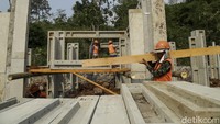 Pekerja menyelesaikan pembangunan rumah relokasi di Babakan Karet, Kabupaten Cianjur, Jawa Barat, Rabu (8/11/2023).