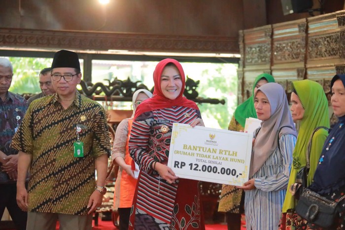 Pemkab Klaten Bagi Bantuan