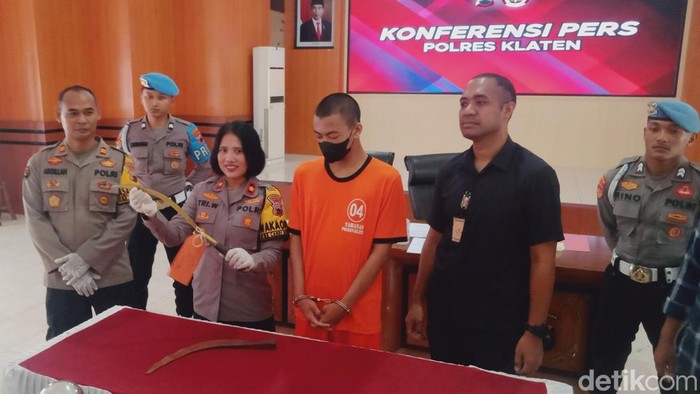 NE diamankan bersama celurit di polres Klaten.