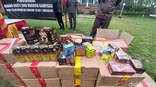 Pemusnahan barang bukti tindak pidana di halaman depan kantor Kejari Buleleng, Kamis (9/11/2023).