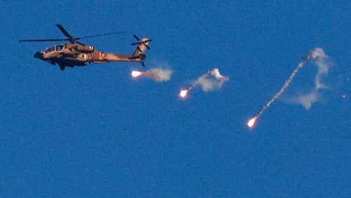 Militer Israel terus melancarkan serangan udara ke Jalur Gaza, Rabu (8/11/2023) waktu setempat. Mereka mengerahkan helikopter Apache dalam penyerangan tersebut.