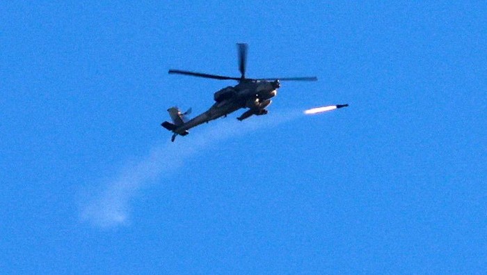 Penampakan Helikopter Apache Israel Bombardir Gaza Militer Israel terus melancarkan serangan udara ke Jalur Gaza, Rabu (8/11/2023) waktu setempat. Mereka mengerahkan helikopter Apache dalam penyerangan tersebut.