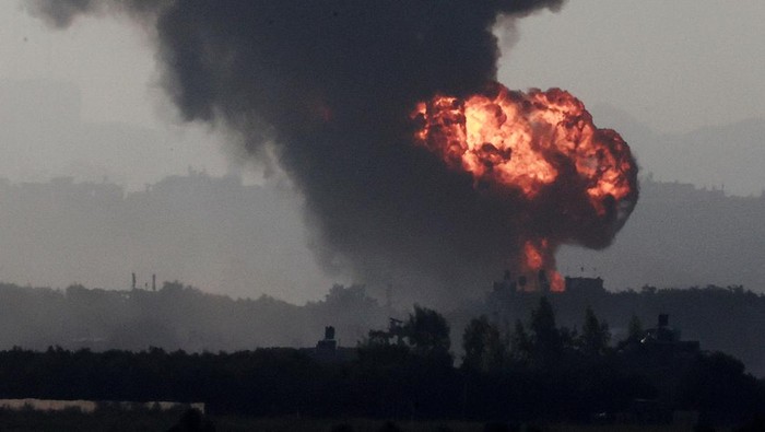 Penampakan Helikopter Apache Israel Bombardir Gaza Militer Israel terus melancarkan serangan udara ke Jalur Gaza, Rabu (8/11/2023) waktu setempat. Mereka mengerahkan helikopter Apache dalam penyerangan tersebut.