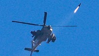 Helikopter Apache menembakkan rudal di tengah konflik yang masih berlangsung antara Israel dan Hamas.  