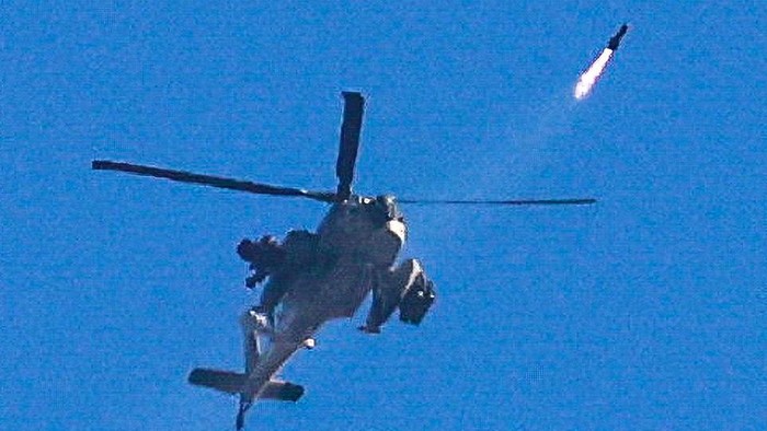 Penampakan Helikopter Apache Israel Bombardir Gaza Militer Israel terus melancarkan serangan udara ke Jalur Gaza, Rabu (8/11/2023) waktu setempat. Mereka mengerahkan helikopter Apache dalam penyerangan tersebut.