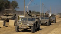 Pasukan Israel memberikan gambaran langka kepada sekelompok kecil wartawan asing tentang kemajuan mereka ke wilayah Palestina. Pasukan melewati sepanjang rute berpasir, diaduk oleh jalur tank, hingga pinggiran Kota Gaza.  