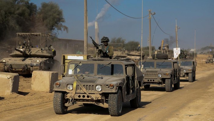 Israeli soldiers walk through rubble, amid the ongoing ground invasion against Palestinian Islamist group Hamas in the northern Gaza Strip, November 8, 2023. REUTERS/Ronen Zvulun.  EDITOR’S NOTE: REUTERS PHOTOGRAPHS WERE REVIEWED BY THE IDF AS PART OF THE CONDITIONS OF THE EMBED. NO PHOTOS WERE REMOVED.