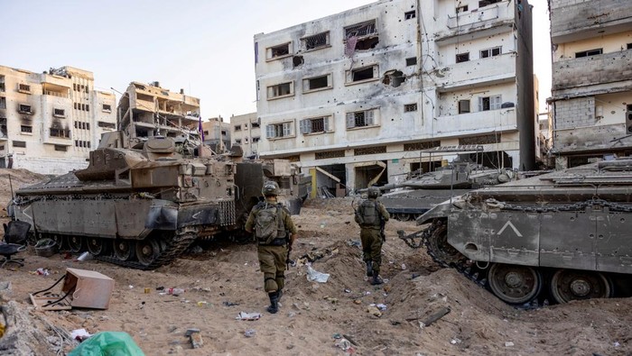 Israeli soldiers walk through rubble, amid the ongoing ground invasion against Palestinian Islamist group Hamas in the northern Gaza Strip, November 8, 2023. REUTERS/Ronen Zvulun.  EDITOR’S NOTE: REUTERS PHOTOGRAPHS WERE REVIEWED BY THE IDF AS PART OF THE CONDITIONS OF THE EMBED. NO PHOTOS WERE REMOVED.