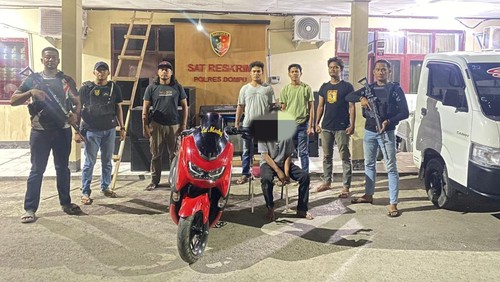 AB diamankan di Polres Dompu. Karyawan toko sembako itu membobol brankas dan membawa kabur uang Rp 400 juta.