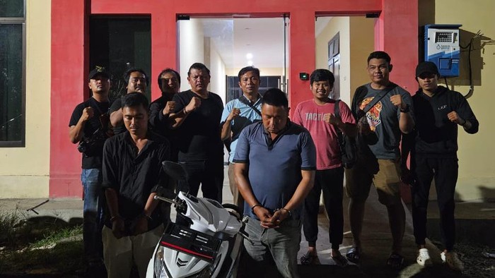 Pencuri motor dan penadah di Sergai saat ditangkap. (Dok Polresta Deli Serdang)