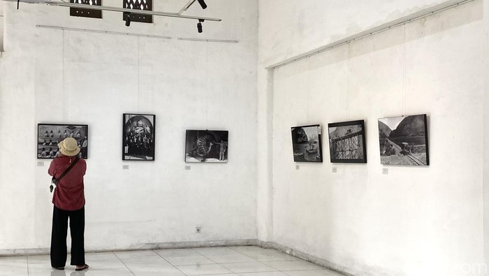 Pengunjung Pameran Foto Memories of Peru sedang memotret salah satu foto pameran,
