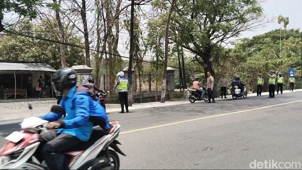 Penyekatan pesilat IKSPI Kera Sakti yang mau hendak masuk Madiun.