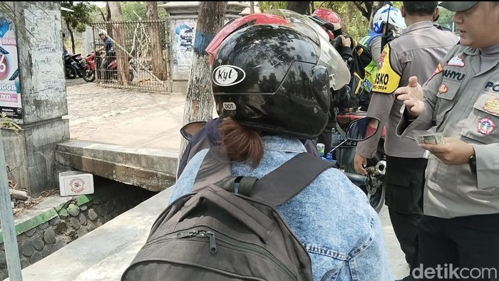Penyekatan pesilat IKSPI Kera Sakti yang mau hendak masuk Madiun.
