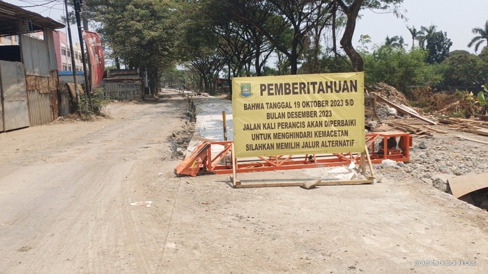 Perbaikan Jl Raya Perancis, Kelurahan Benda, Kota Tangerang. (Sumber: Akun Twitter Polsek Benda @BendaPolsek)