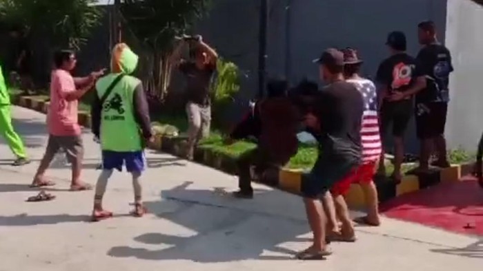 Petugas SPBU dan warga di Pinrang terlibat adu jotos.