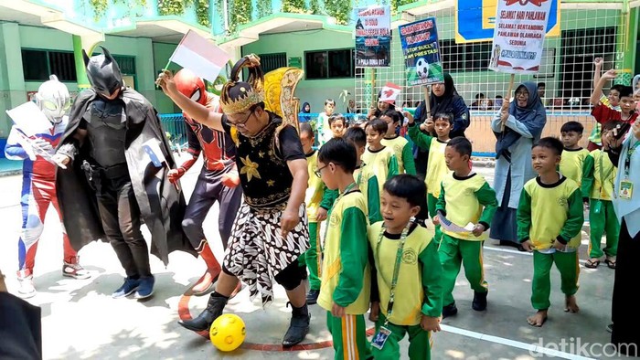 Para siswa SD IT Nur Hidayah Solo tampak antusias bermain sepak bola bersama superhero, Kamis (9/11/2023).