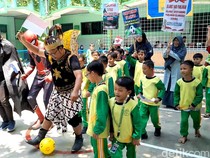 Sambut Piala Dunia U-17, Gatotkaca-Batman Datangi TK-SD di Solo