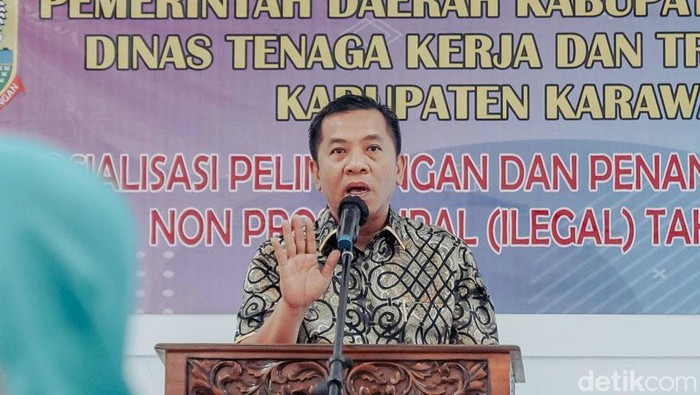 Plt Bupati Karawang saat rapat di Disnakertrans Karawang