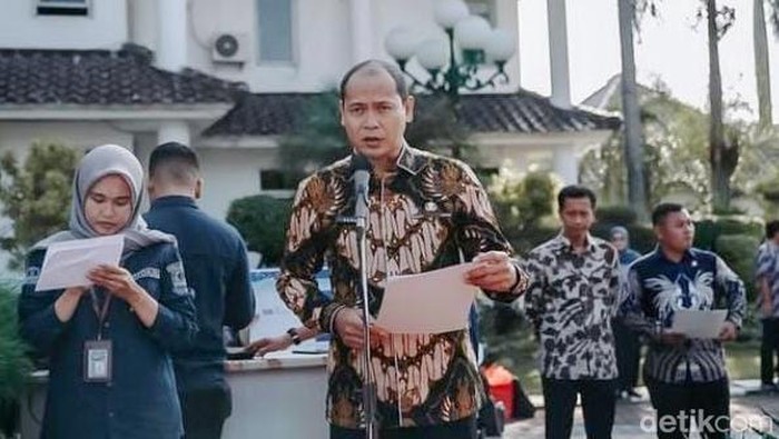 Plt Kepala BKPSDM Karawang Asep Aang Rahmatullah, saat meluncurkan aplikasi Tapak-ASN