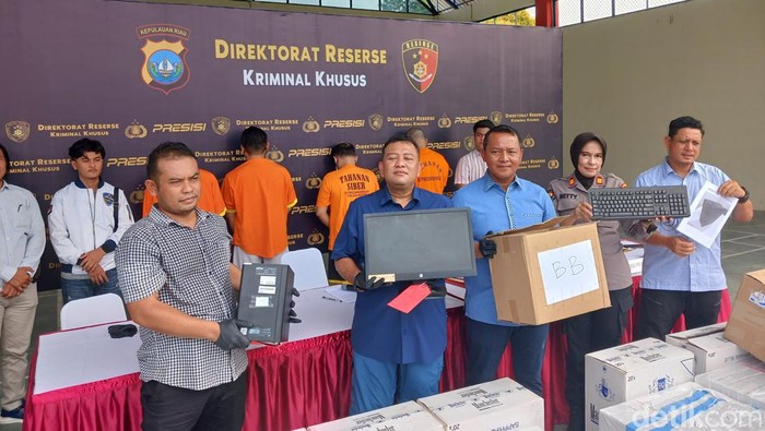 Polisi memaparkan kasus 4 karyawan bank yang membobol rekening nasabah. (Alamudin/detikSumut)