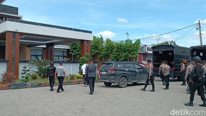 Polisi saat mendatangi rumah Samsul Tarigan