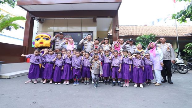 Polsek Mampang Prapatan, Kamis (9/11/2023) pagi mendapat kunjungan anak-anak Paud.