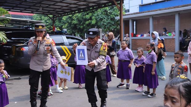 Polsek Mampang Prapatan, Kamis (9/11/2023) pagi mendapat kunjungan anak-anak Paud.