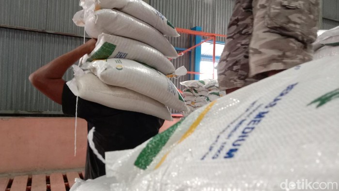 Potret bantuan beras di Indramayu