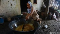 Sambil menunggu dingin gula merah cair itu diaduk agar tidak menggumpal dan siap dicetak.  