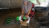 Seperti diketahui, Mitra UMi merupakan layanan Holding Ultra Mikro (UMi) yang diinisiasi Kementerian BUMN. BRI menjadi induk holding tersebut, dan di dalamnya terdapat dua entitas lain, yaitu Pegadaian dan PNM. Dijadikannya Herti sebagai Mitra UMi, masyarakat Desa Sindang dapat mengajukan fasilitas kredit untuk modal usaha berskala ultra mikro langsung ke dirinya. Sejak menjadi Mitra UMi, Herti mengaku bisa membantu banyak orang dalam mengajukan pinjaman tanpa harus ke bank. Ia juga mendapatkan tambahan penghasilan untuk menghidupi kebutuhannya sehari-hari.