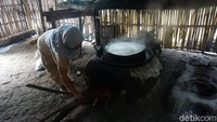 Proses masaknya pun masih sangat tradisional dengan menggunakan tungku kayu bakar. Sesekali nira yang dimasak diaduk.