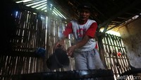 Membuat gula kelapa tidaklah sulit, mula-mula nira kelapa disadap dari pohon. Lalu nira yang sudah terkumpul dimasak dalam wajan besar.  