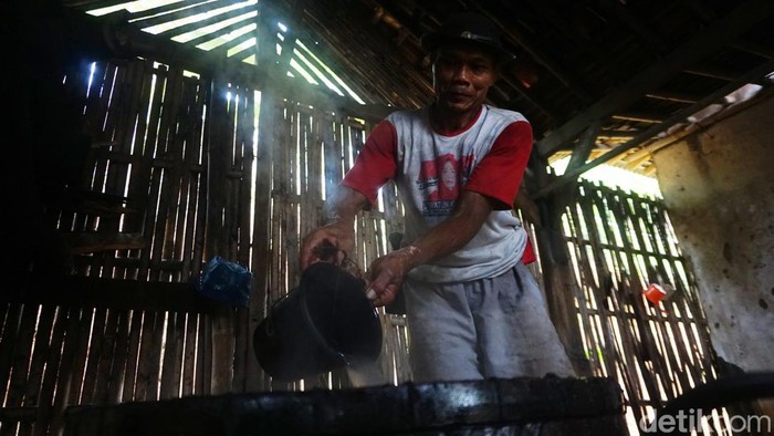 Membuat gula merah dari nira kelapa tidaklah sulit. Perempuan asal Purbalingga ini membuktikan dengan menekuni usaha itu sejak lama dan kini berbuah manis.