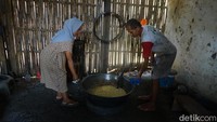 Setelah matang, wajan dipindahkan dari tungku dan didinginkan sesaat.  