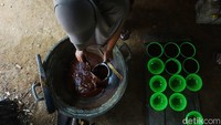 Gula merah kini siap dicetak di wadah-wadah kecil. Herti menjelaskan dalam sehari, bisa memproduksi hingga 15 kg gula. Setiap minggu, ia rutin menjual gula buatannya ke pengepul di Kecamatan Bobotsari.