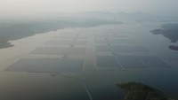 Foto udara panel surya Pembangkit Listrik Tenaga Surya (PLTS) Terapung Cirata di Kabupaten Purwakarta, Jawa Barat, Kamis (9/11/2023).  